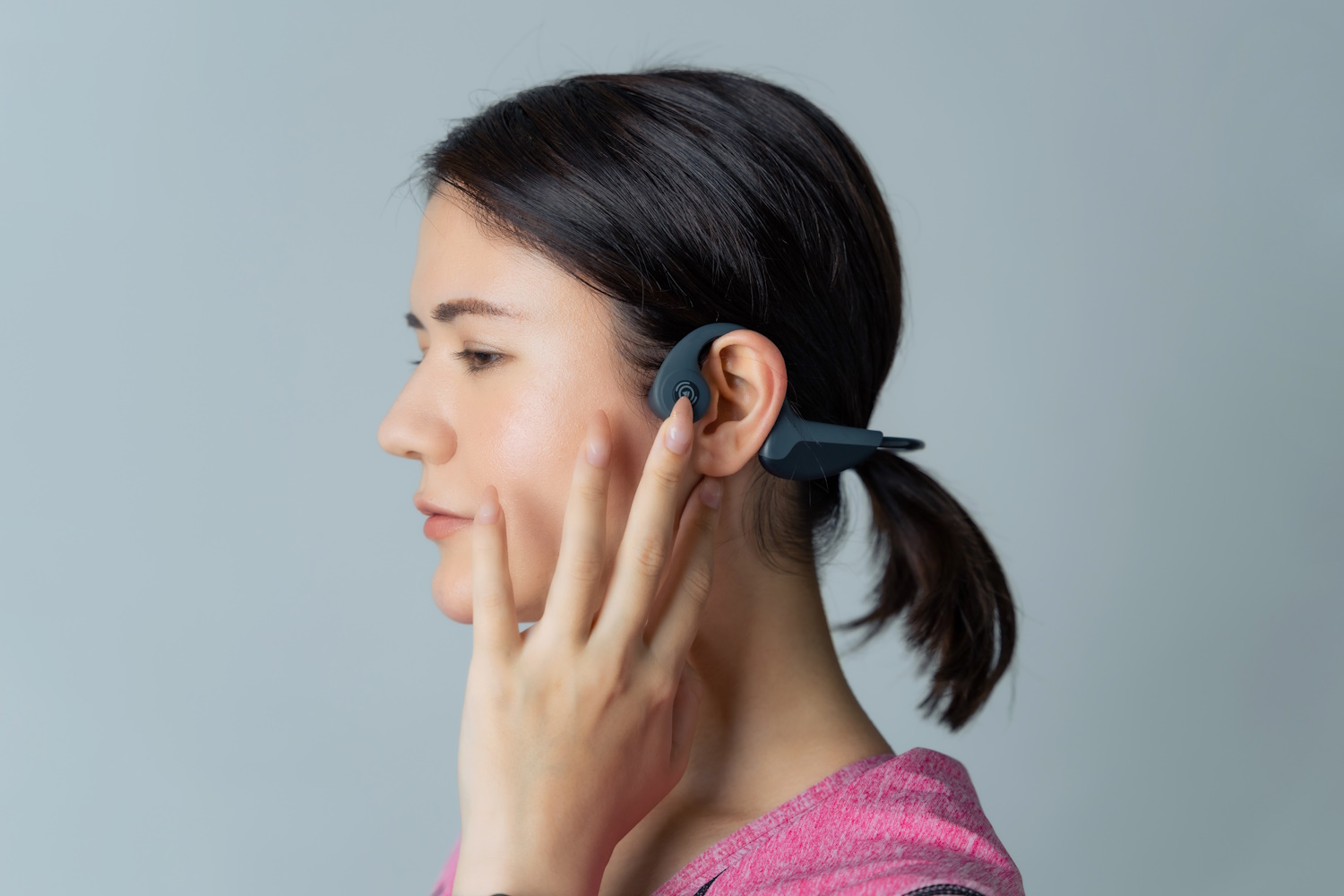 mujer con unos auriculares open ear